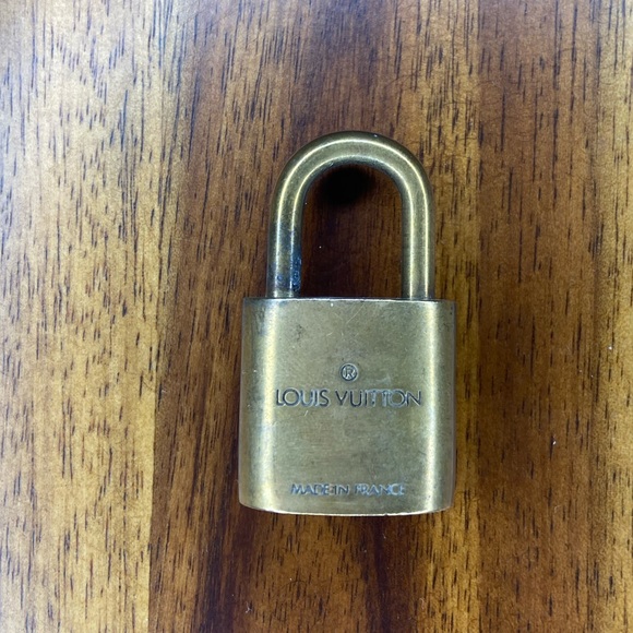 Louis Vuitton Gold Lock 304 - Picture 5 of 5